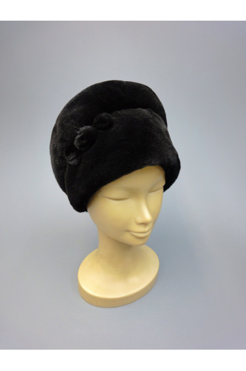 Черная шапка из щипаной норки с декоративными цветочками